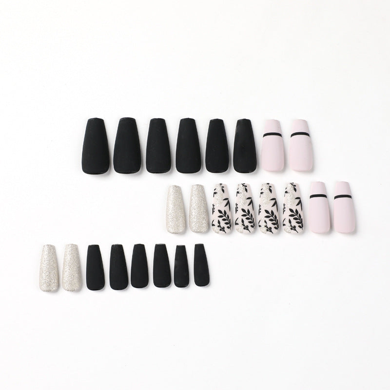 Kunstvolle Nagelverlängerungen mit eleganter Dekoration Brehn