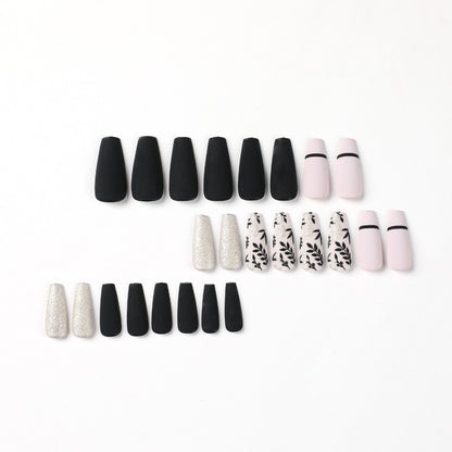 Kunstvolle Nagelverlängerungen mit eleganter Dekoration Brehn