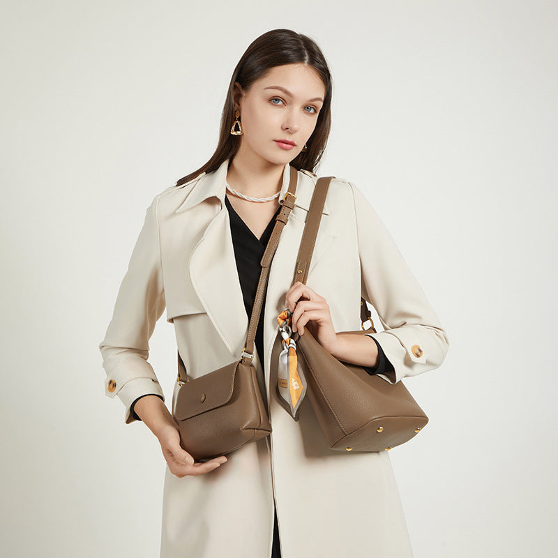 Texturierte Leder-Eimer-Tasche Brehn