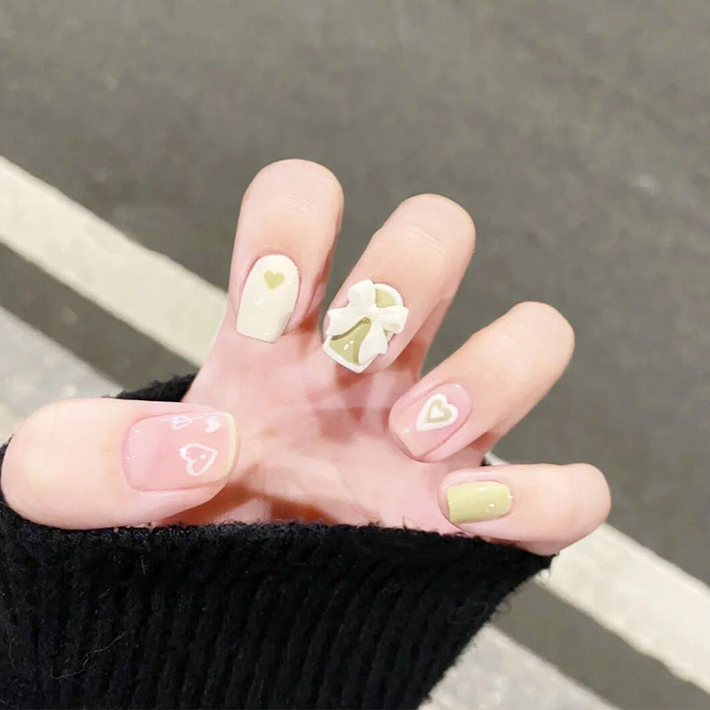 Kunstnagelset mit funkelnden Glitzer- und holografischen Akzenten Brehn