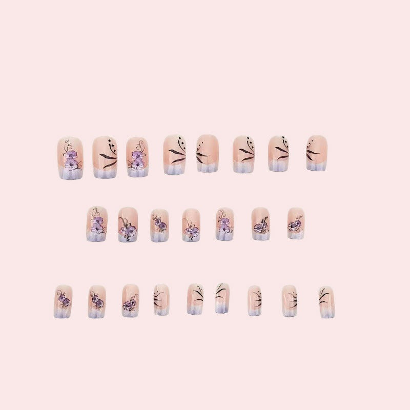 Kunstnagelset mit floralen Akzenten Brehn