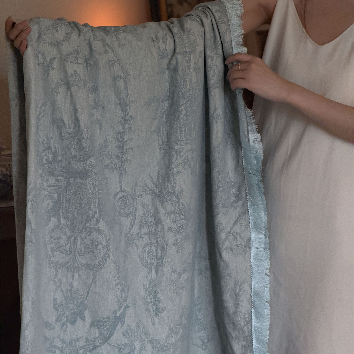 Dekorative Jacquard-gewebte Wurfdecke mit Fransenrand
