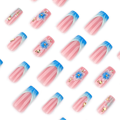 Kunstvolle Nagelkunst mit floralen Akzenten und Glitzereffekten Brehn
