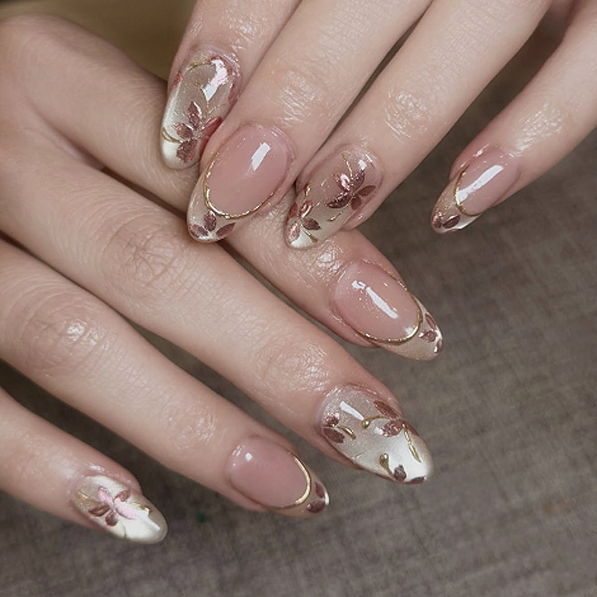 Künstliche Nagelkunst mit verspielten Punkten und Schleifen Brehn