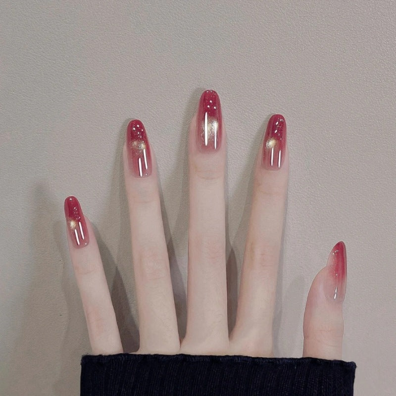 Glänzende Ombre-Nagelverlängerungen mit goldenen Akzenten
