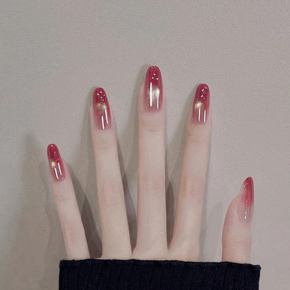 Glänzende Ombre-Nagelverlängerungen mit goldenen Akzenten
