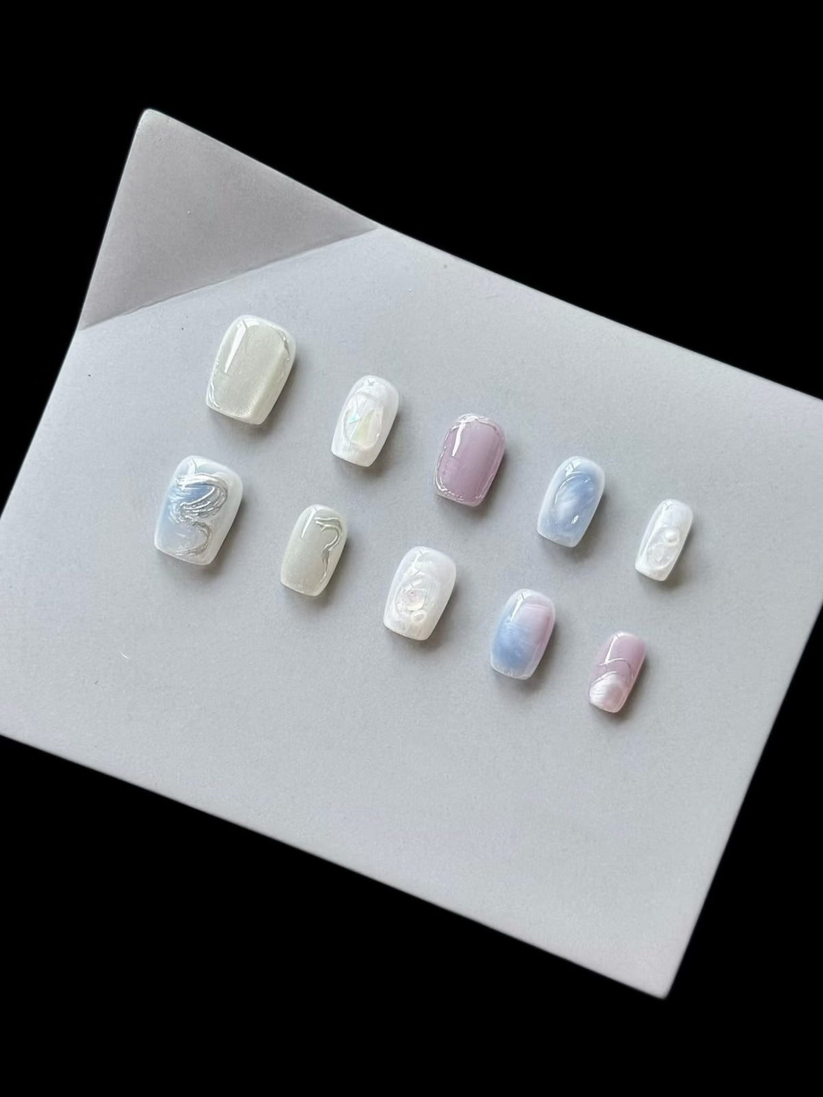 Künstlerisches Press-On Nagelset mit perlmuttartigen und marmorierten Designs