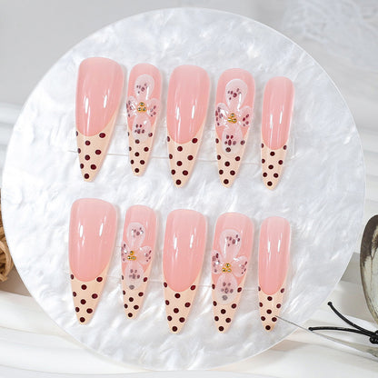 Kunstnagelset mit eleganten Blüten- und Punktemotiven Brehn