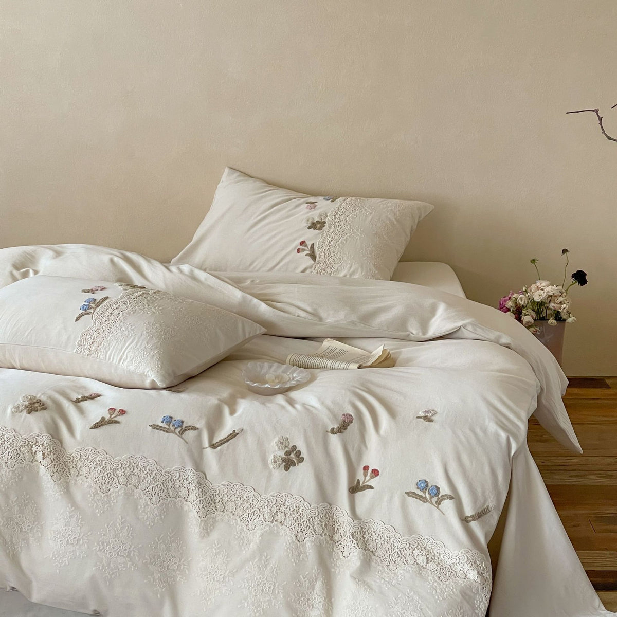 Bestickte Baumwollsatin Bettbezugset mit Spitzenbesatz und botanischer Applikation