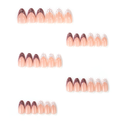 Künstlerisches Spitz-Press-On-Nageldesign Brehn