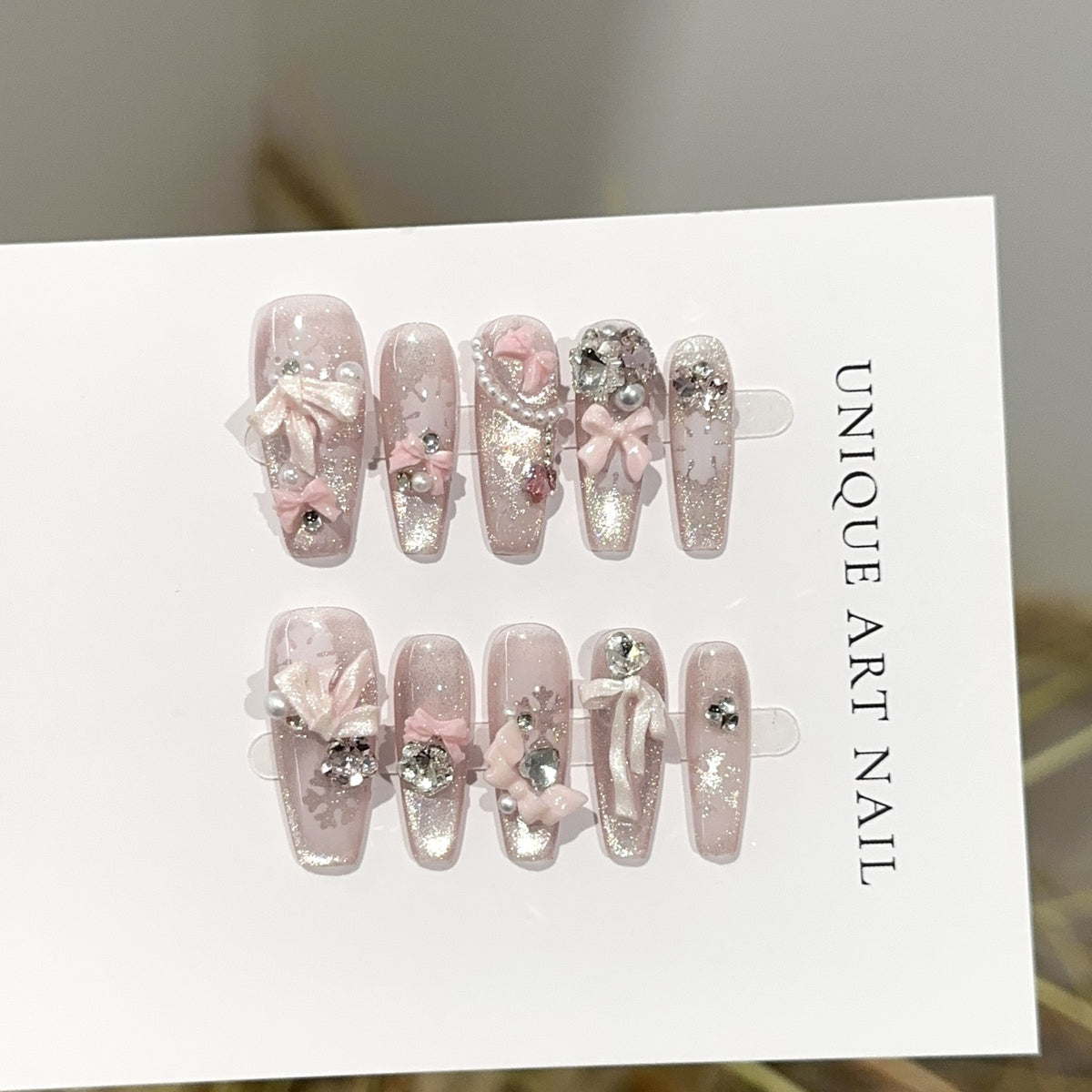 Dekoratives Press-On-Nagel-Set mit floralen Akzenten