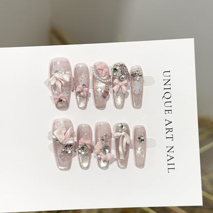 Dekoratives Press-On-Nagel-Set mit floralen Akzenten