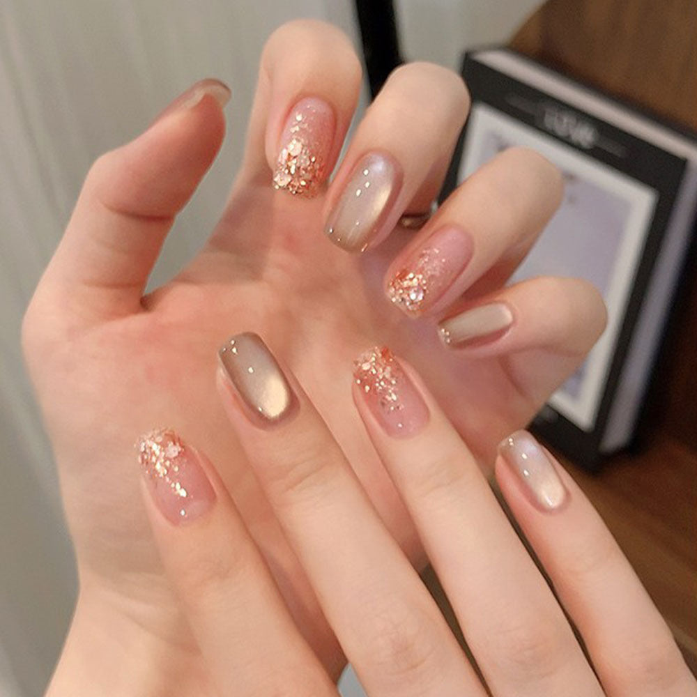 Elegante Kunstnägel mit Glitzerakzenten Brehn