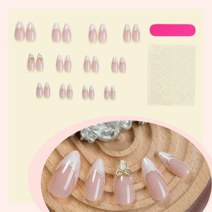 Kunstnagelset mit eleganten Spitzen und Goldverzierungen Brehn