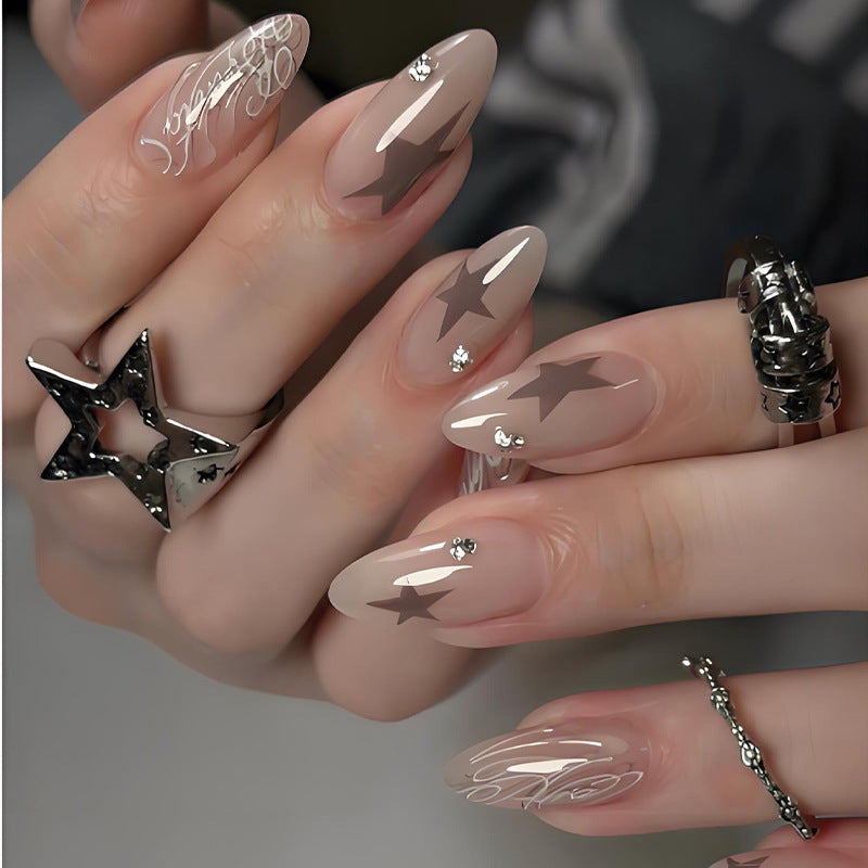 Kunstnagelset mit eleganten Sternenmotiven und Glitzerakzenten Brehn