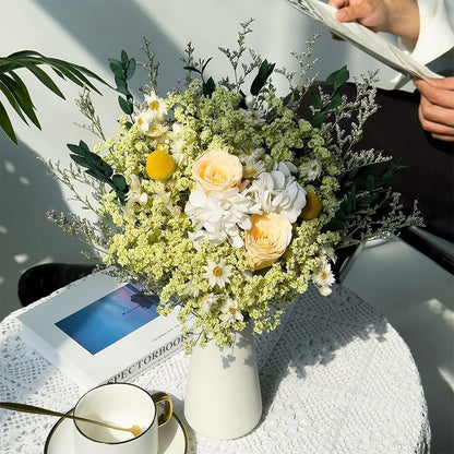Eleganter Trockenblumenstrauß