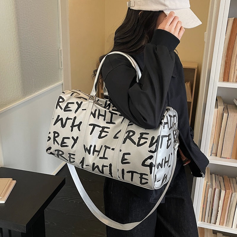 Sportliche Reisetasche mit Innovativem Schriftzug Brehn