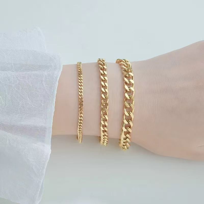 Schickes Goldenes Kettenarmband-Set Brehn