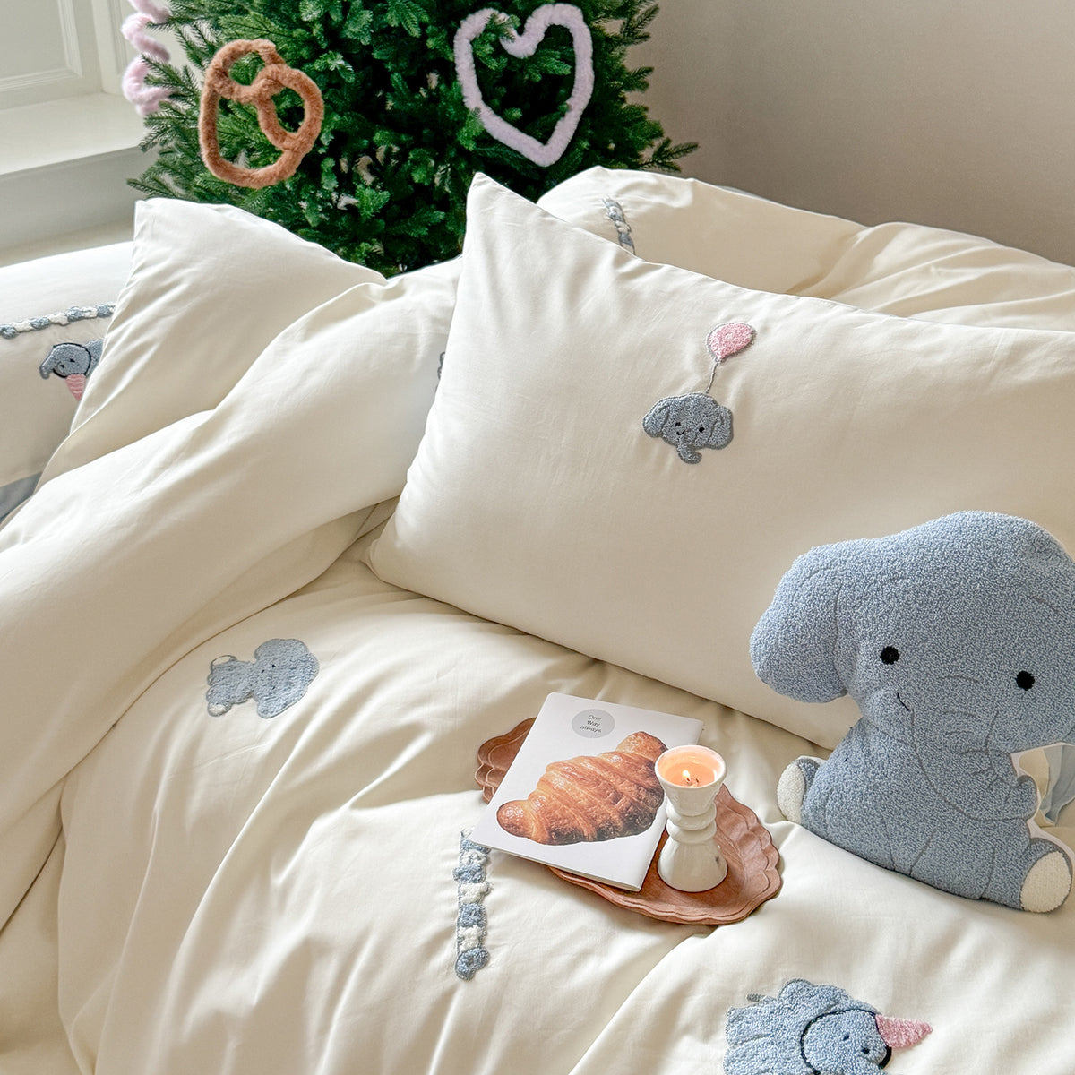 Wendbare Baumwollsatin-Bettwäschegarnitur mit aufgestickten Kuschelhund-Applikationen und extraweichem Finish