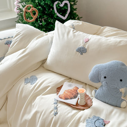 Wendbare Baumwollsatin-Bettwäschegarnitur mit aufgestickten Kuschelhund-Applikationen und extraweichem Finish