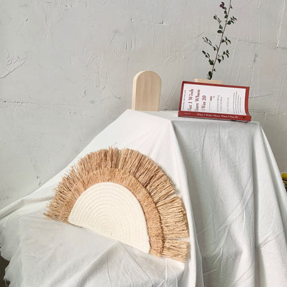 Dekorativer Wandschmuck mit Kunstfaser und Holzperlen Brehn