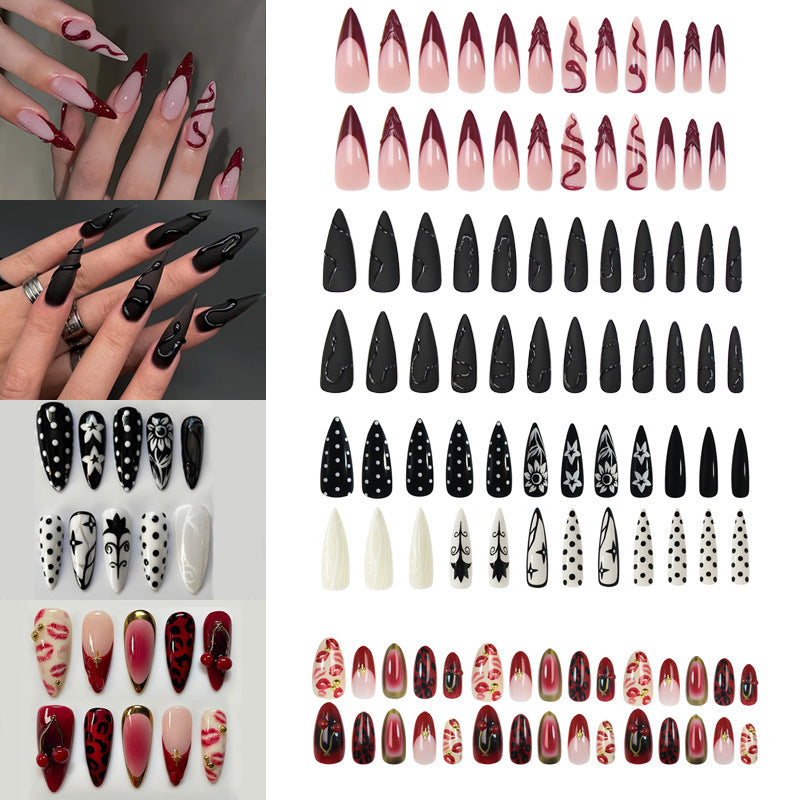 Kunstnagelset mit eleganten Spitzen und aufregenden Mustern Brehn