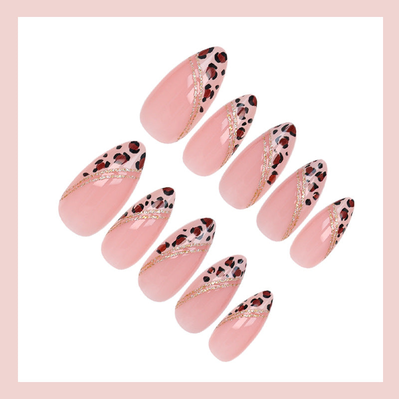 Kunstnagelset mit glamourösem Tierdruck und eleganten Akzenten Brehn
