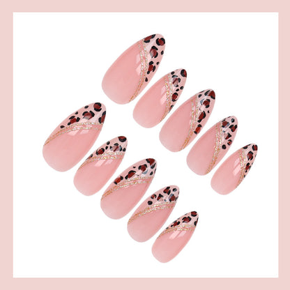 Kunstnagelset mit glamourösem Tierdruck und eleganten Akzenten Brehn
