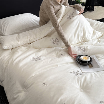 Gestepptes Ganzjahres-Steppbett mit floraler Stickerei und Knopfverarbeitung