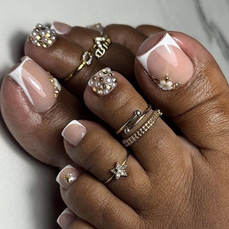 Kunstvolle Fußnagelverzierung mit elegantem Goldakzent Brehn