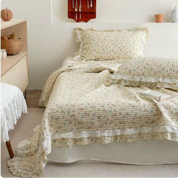 Gestepptes Rüschendes Floral Baumwollbettüberwurf-Set mit Spitzenbesatz Kissenbezügen
