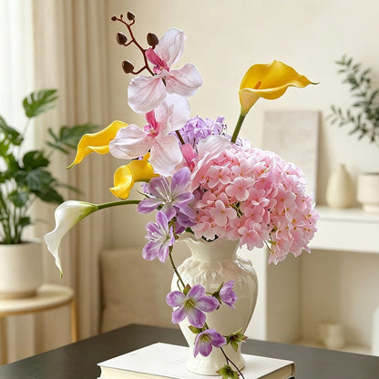 Elegante gemischte Blumenarrangements für schöne Innenräume