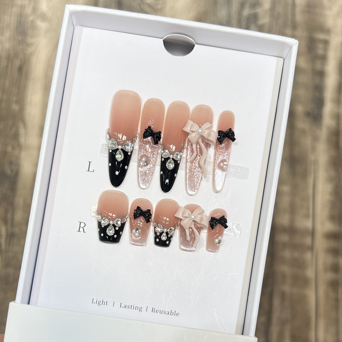 Glamouröse Stiletto Press-On Nagelset mit dekorativer Schleife und Edelsteinakzenten Brehn