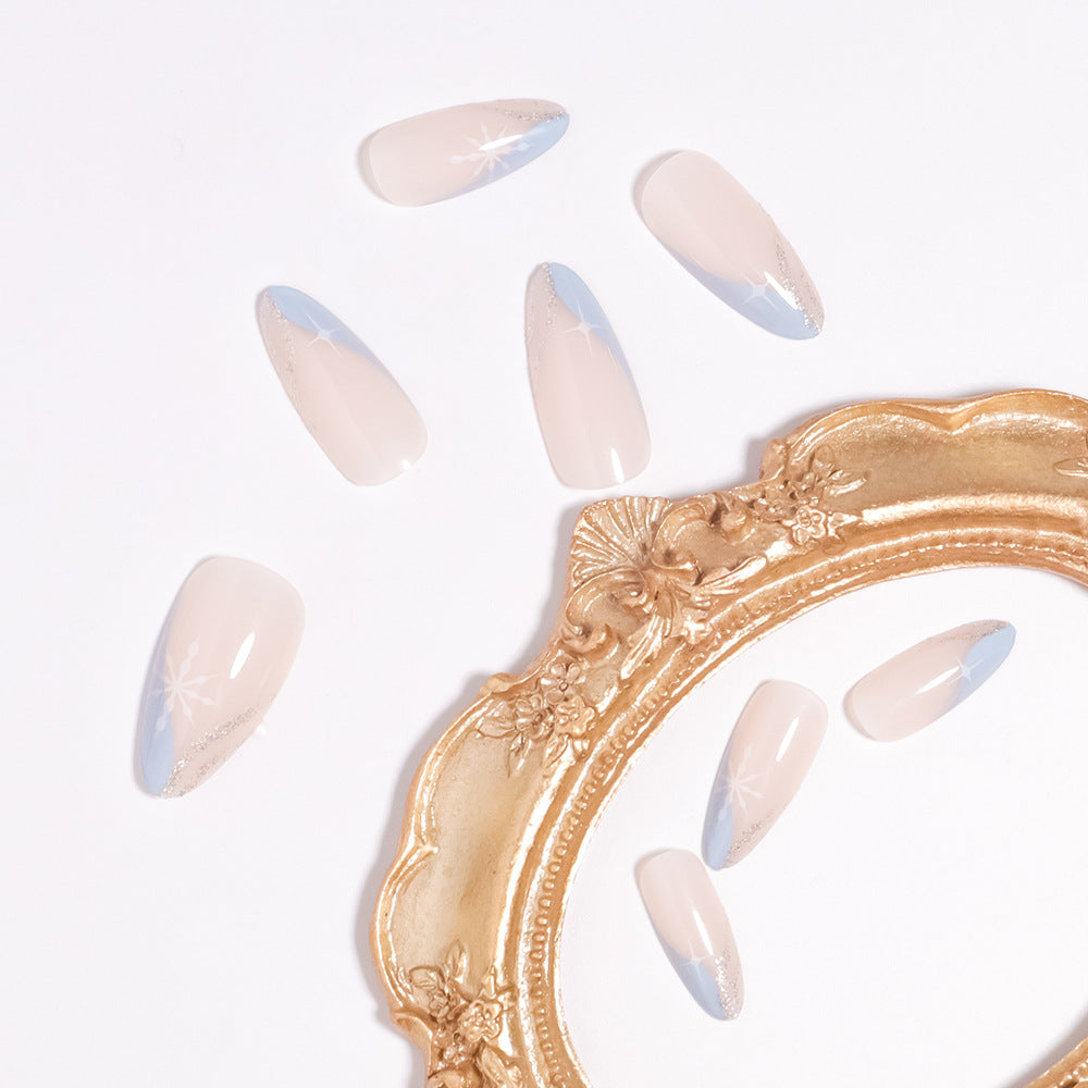 Künstlerisches Press-On Nageldesign mit eleganten floralen Akzenten Brehn
