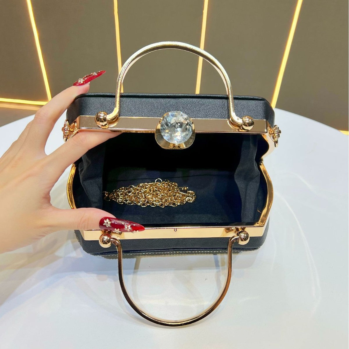 Verzierte, mit Kristallen besetzte Handtasche