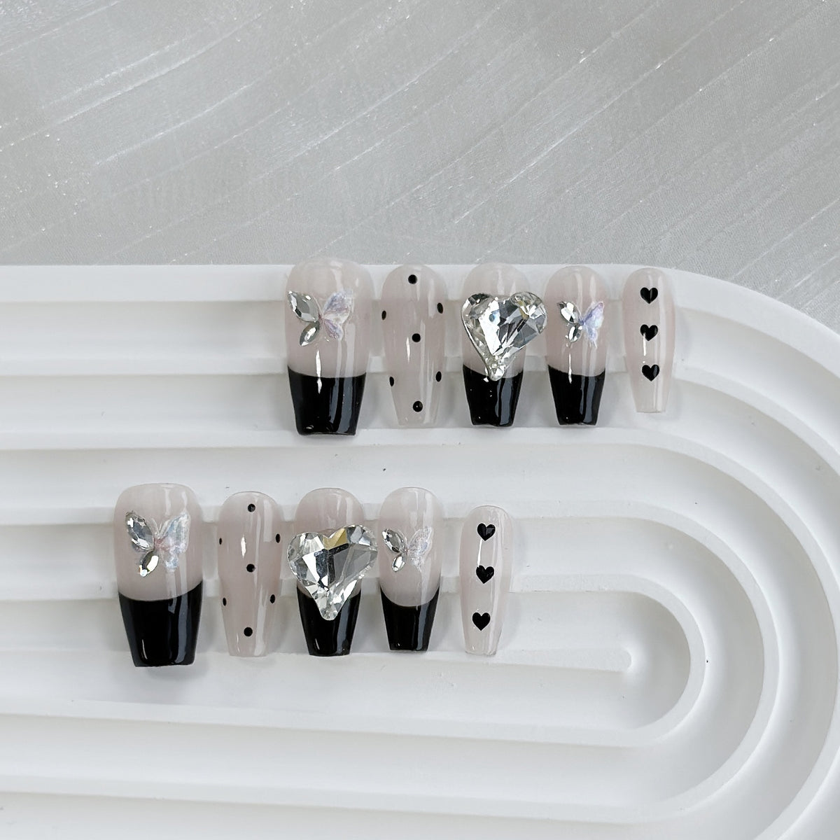 Künstlerisches Press-On Nagelkunstset mit Herz- und himmlischen Designs