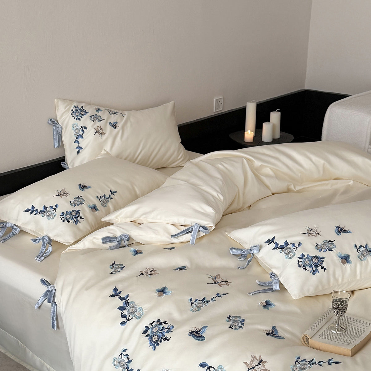 Bestickte Satin-Bettwäsche-Garnitur mit zarten Blumendetails