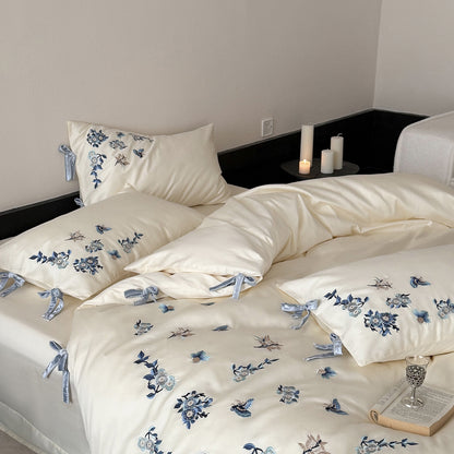 Bestickte Satin-Bettwäsche-Garnitur mit zarten Blumendetails