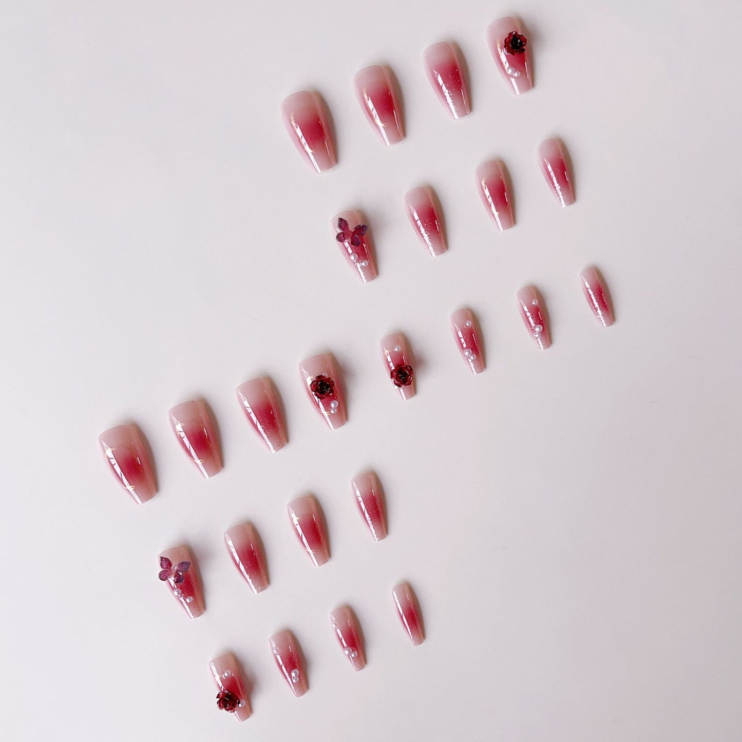 Kunstnagelset mit eleganten floralen 3D-Verzierungen Brehn
