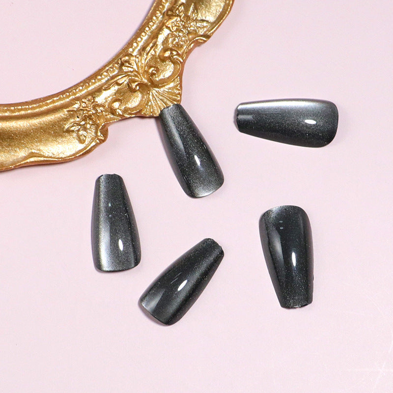 Glänzende Stiletto Press-On Nagelkunst mit Ombre-Effekt Brehn