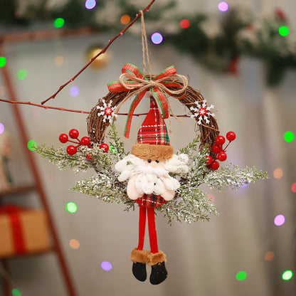 Festlicher Weihnachtskranz mit Tannenzapfen und Beeren Brehn