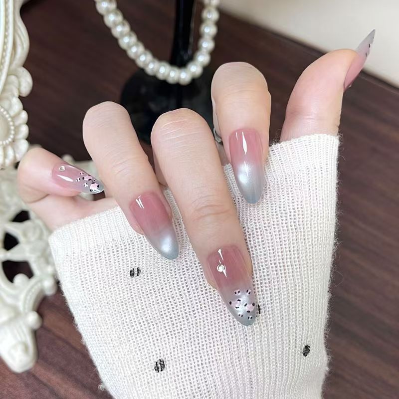 Künstlerisches Press-On-Nagelset mit floralen und glänzenden Akzenten Brehn