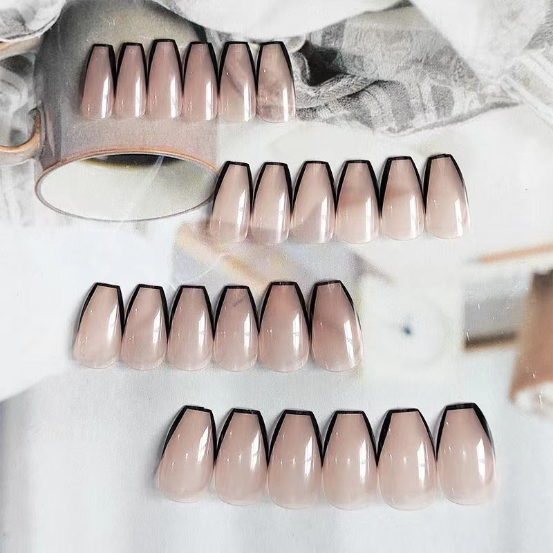 Kunstvolle Nagelverlängerungen mit eleganter French-Spitze Brehn