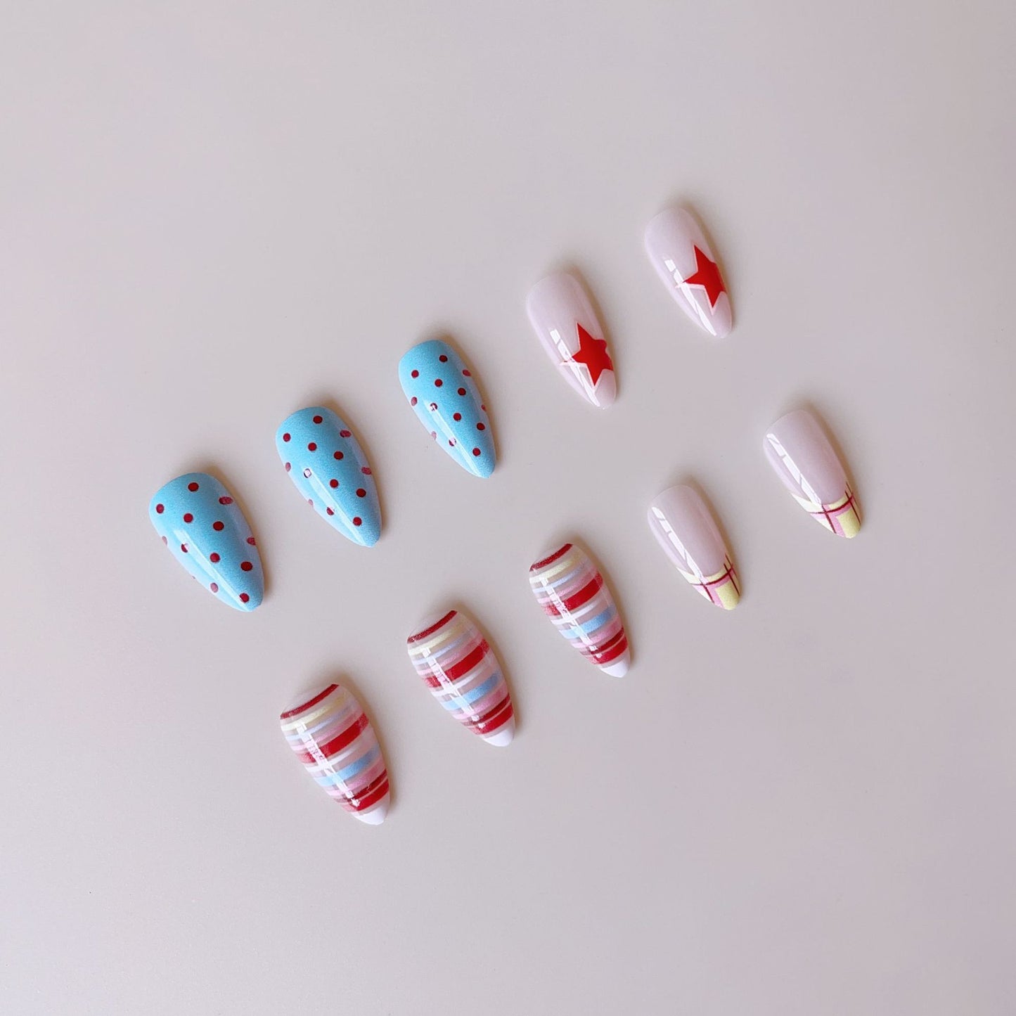 Kunstnagelset mit kreativen und farbenfrohen Designs Brehn