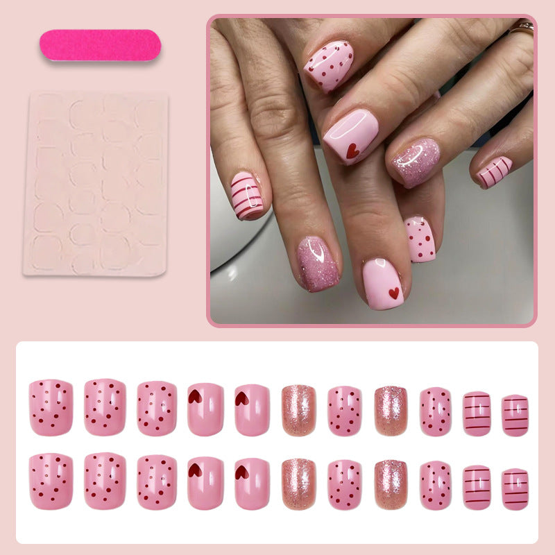 Kunstnagelset mit verspielten Herzen und Glitzerakzenten Brehn