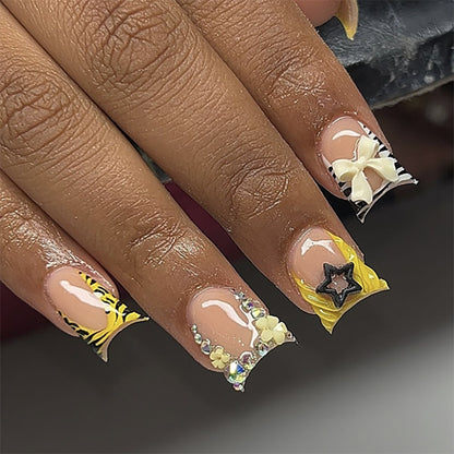 Kunstvolle Nagelkunst mit Glitzer- und Blütenakzenten Brehn