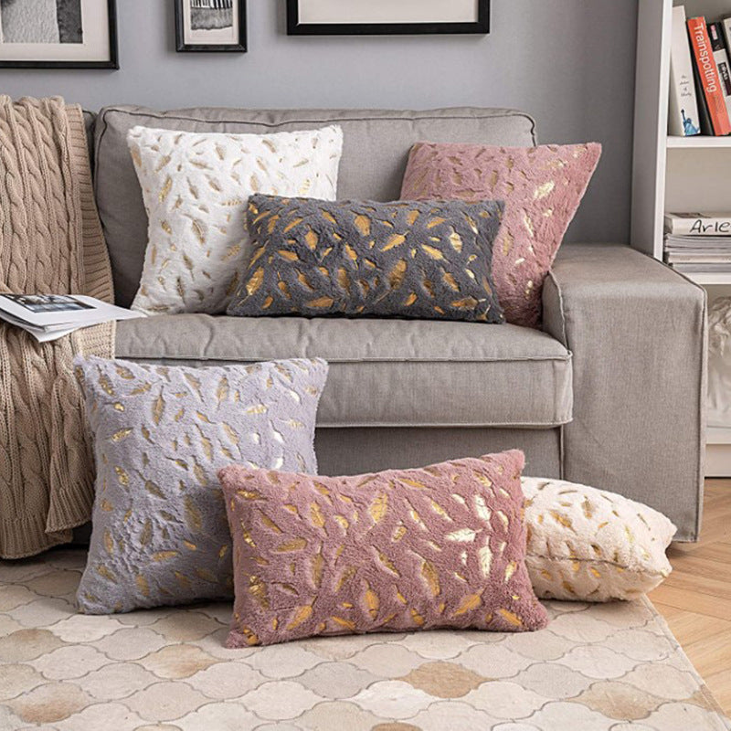Quadratisches Plüsch-Dekokissen mit metallischem Federakzent und abnehmbarem Bezug