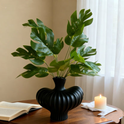 Modern dekorative Monstera-Blatt-Anordnung