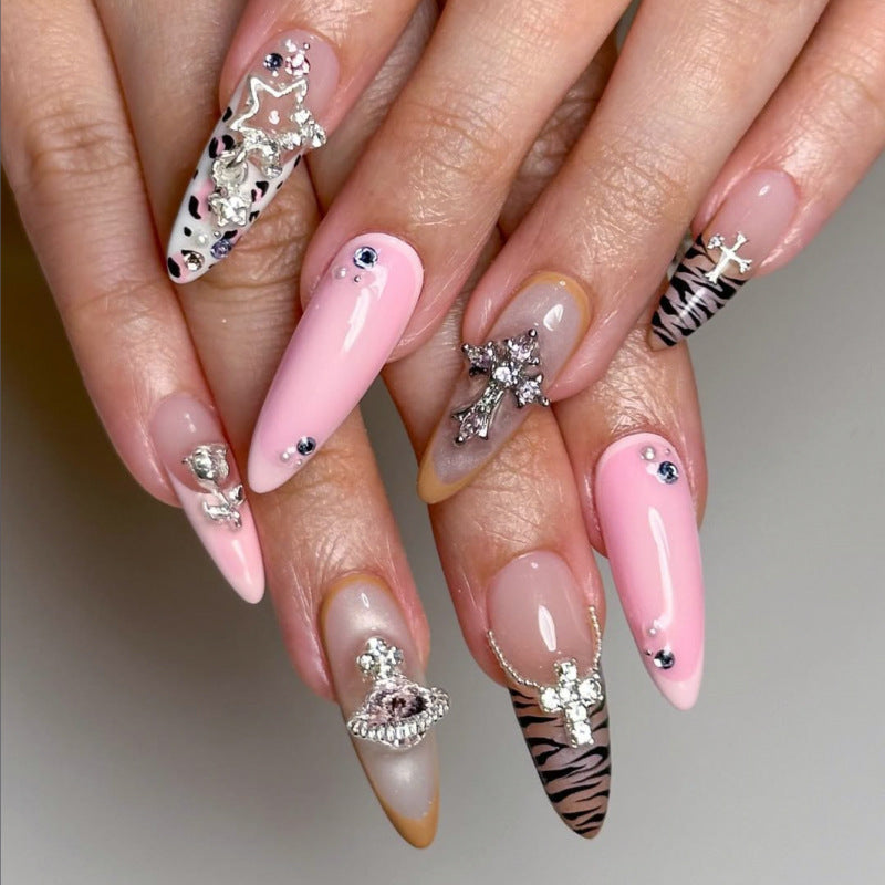 Kunstvolle Stiletto-Nägel mit Glitzer- und Strassverzierungen Brehn