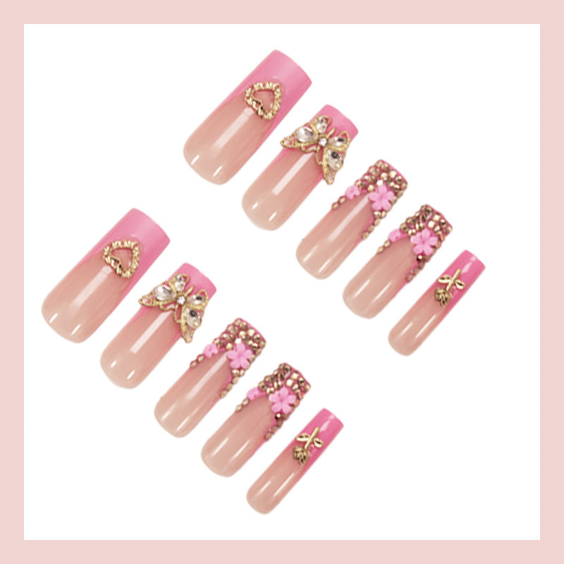 Künstliche Nagelverlängerung mit glamourösen Verzierungen Brehn
